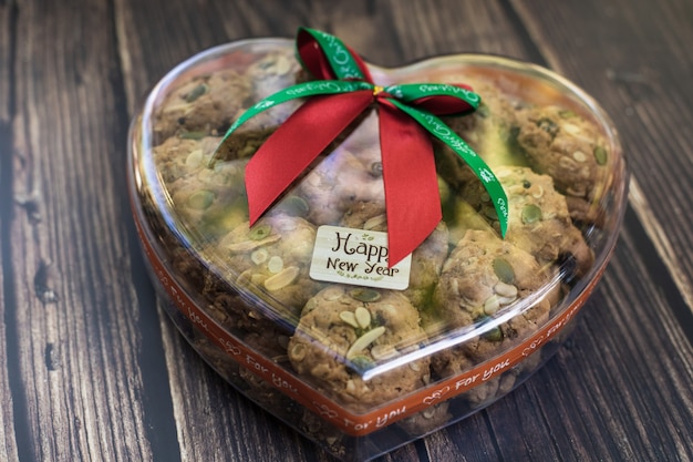 Zdjęcie ciasteczka w pudełku w kształcie serca w nowy rok
