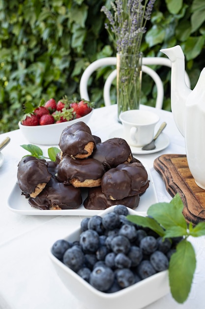 Ciastka owocowo-francuskie z czekoladą w ogródku Słodycze na herbatę lub kawę