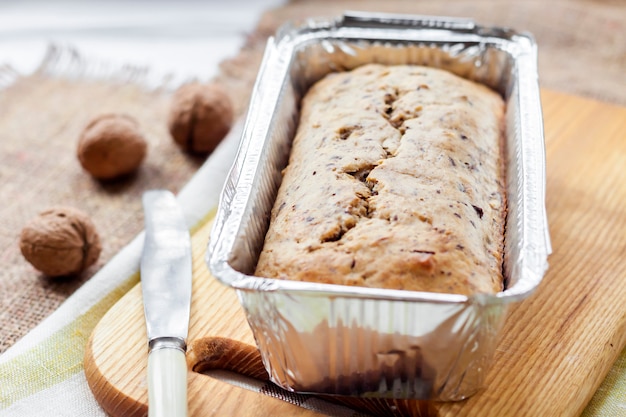 Ciasto Bananowe Z Orzechami I Ciemną Czekoladą W Aluminiowej Formie Do Pieczenia