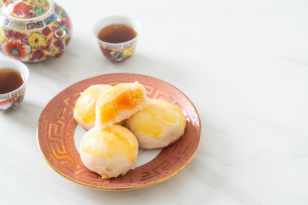 Ciasto chińskie ciasto księżycowe z solonymi orzeszkami ziemnymi lub sajgonki z orzechami i solonymi jajkami - azjatyckie jedzenie