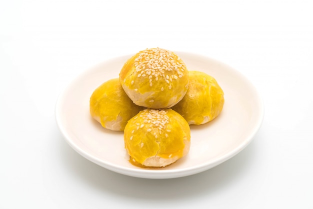 Ciasto chińskie lub ciasto księżycowe wypełnione pastą z fasoli mung i solonym żółtkiem jaja