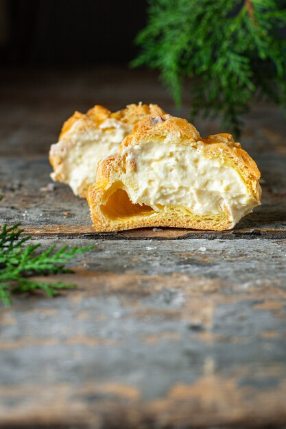 Zdjęcie ciasto choux kremowe nadzienie mascarpone, krem waniliowy domowe ciasto eclair shu