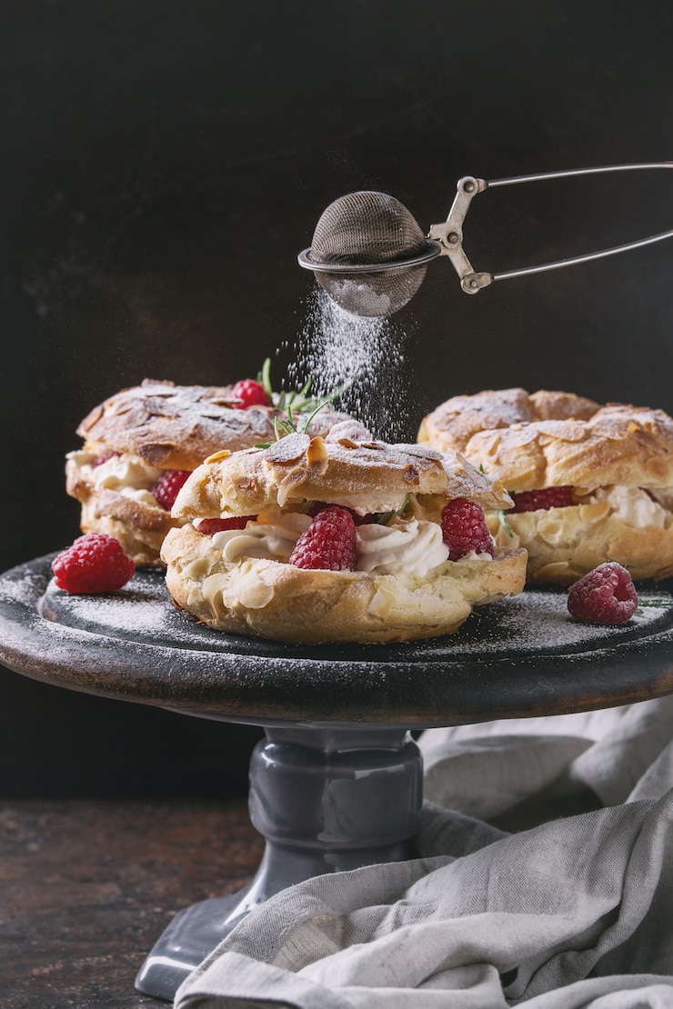Zdjęcie ciasto choux paris brest z malinami