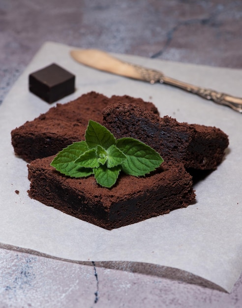 Ciasto czekoladowe Brownies na papierze do pieczenia