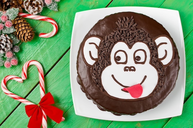 Zdjęcie ciasto czekoladowe małpa. symbol nowego roku