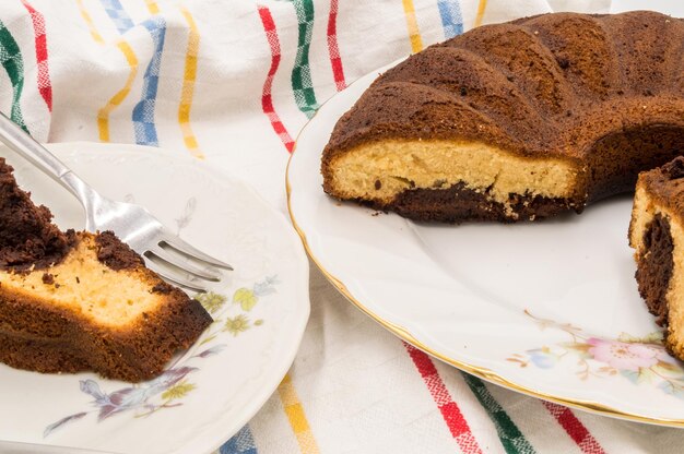 Ciasto czekoladowe na talerzu na stole.