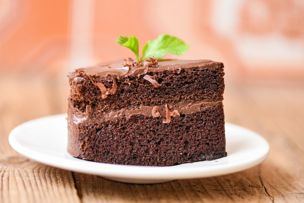 Ciasto czekoladowe pyszne deser serwowane na stole