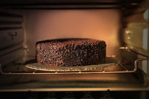 Zdjęcie ciasto czekoladowe w piekarniku, z bliska