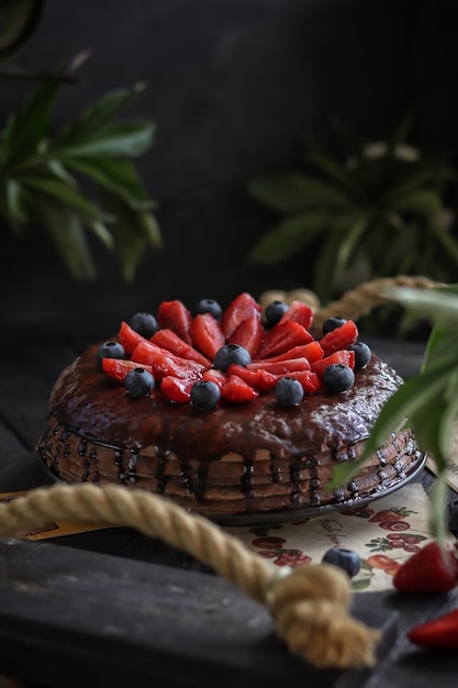 Ciasto czekoladowe z truskawkami i borówkami na wierzchu