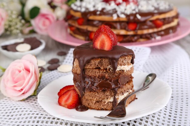Ciasto czekoladowe z truskawkami na drewnianym stole zbliżenie