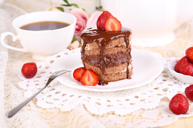 Ciasto czekoladowe z truskawkami na stole zbliżenie