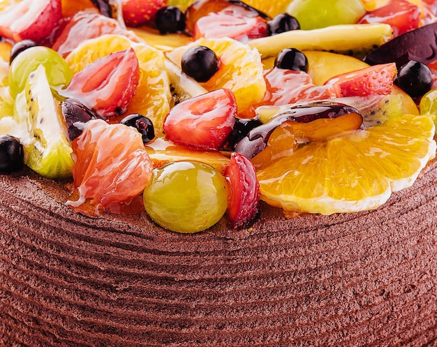 Zdjęcie ciasto czekoladowe zdobione zbliżenie jagody i owoce