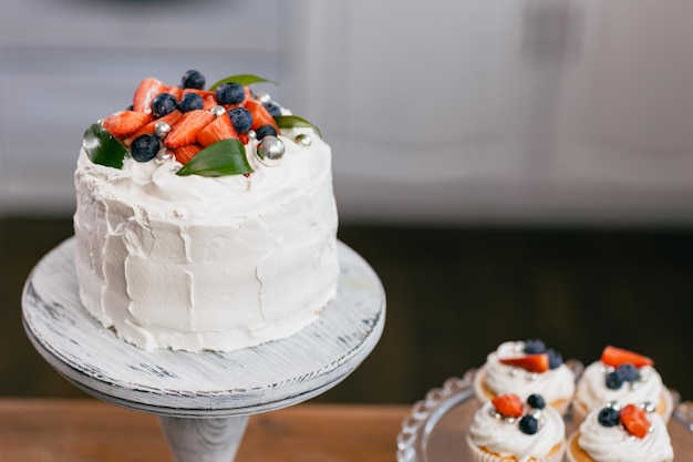 Ciasto deserowe na kuchennym stole Ciasta babeczki i słodki deser