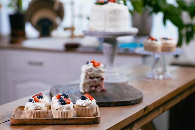 Ciasto deserowe na kuchennym stole Ciasta babeczki i słodki deser