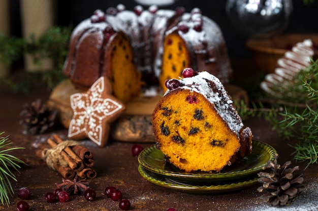 Zdjęcie ciasto dyniowe bundt z polewą czekoladową na rustykalnym tle