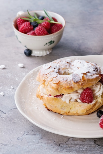 Ciasto francuskie Paris Brest z malinami