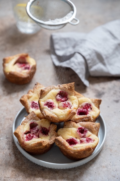 Zdjęcie ciasto francuskie z kremem malinowym i muffinami