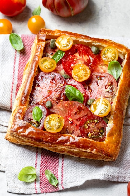 Zdjęcie ciasto francuskie z pomidorami i bazylią