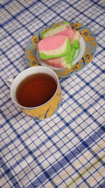 ciasto i słodka herbata na stole w jadalni