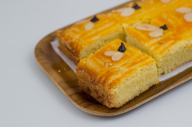 Ciasto Lekkker Holland podawane z plastrami Prawdziwe imię ciasta to Dutch Buttercake lub Boterkoek