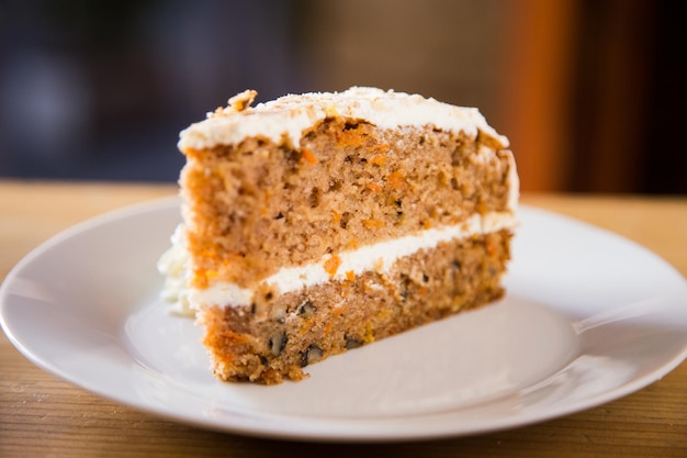 Ciasto marchewkowe to słodkie ciasto z puree z marchwi wymieszanym z ciastem.