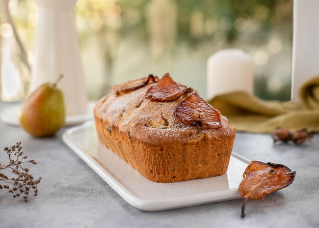 Ciasto Muffin Z Gruszkami, Orzechami Ozdobionymi Karmelizowanymi Gruszkami.