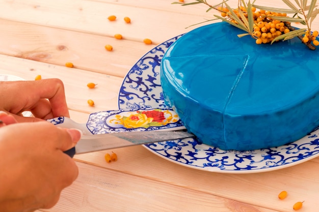 Ciasto ozdobione niebieskim szkliwem lustrzanym.