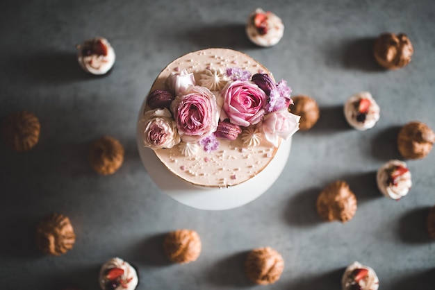 Ciasto Ozdobione Różami I Babeczkami Na Kuchennym Stole