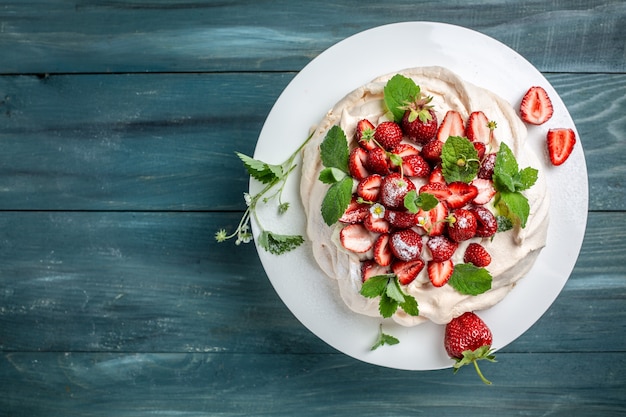 Ciasto Pavlova Z Bitą śmietaną, świeżymi Truskawkami I Miętą