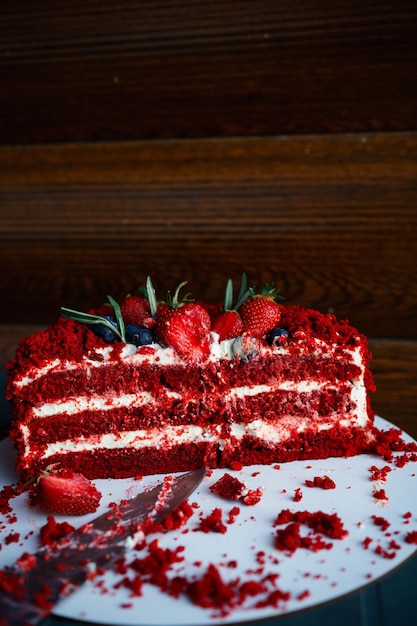Ciasto Red Velvet na białym talerzu z jagodami