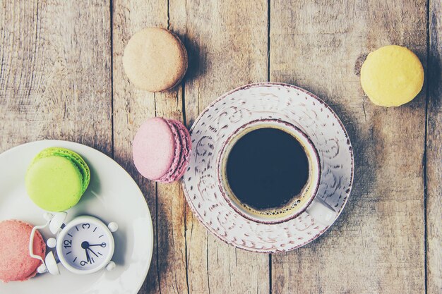 Ciasto różne macarons na prezent. Selektywna ostrość.