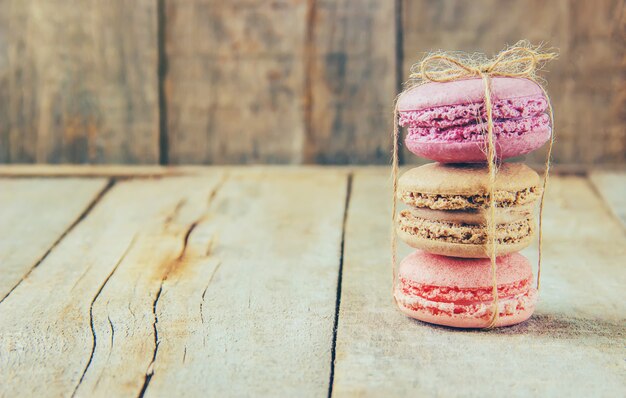 Ciasto różne macarons na prezent. Selektywna ostrość.