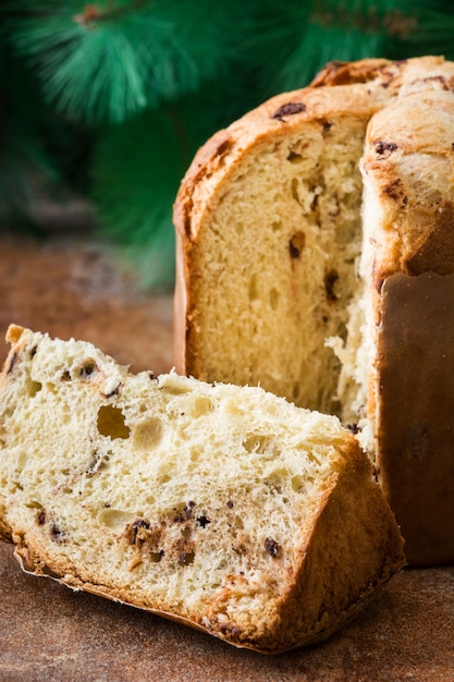 Ciasto świąteczne panettone i świąteczne dekoracje na drewniane