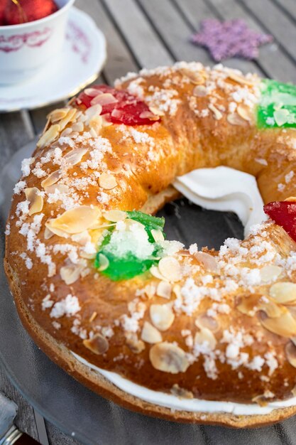 Zdjęcie ciasto trzech króli ( roscon de reyes ), hiszpańskie świąteczne słodycze