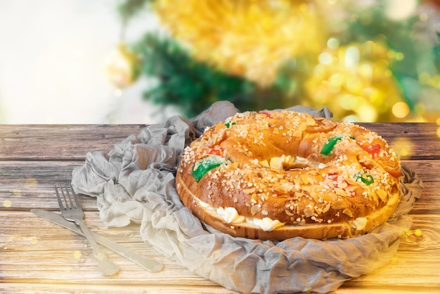 Ciasto Trzech Króli Roscon de Reyes Typowe hiszpańskie słodycze spożywane w dniu Trzech Króli