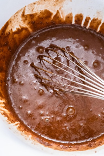 Ciasto ubijające do babeczek czekoladowych w misce.