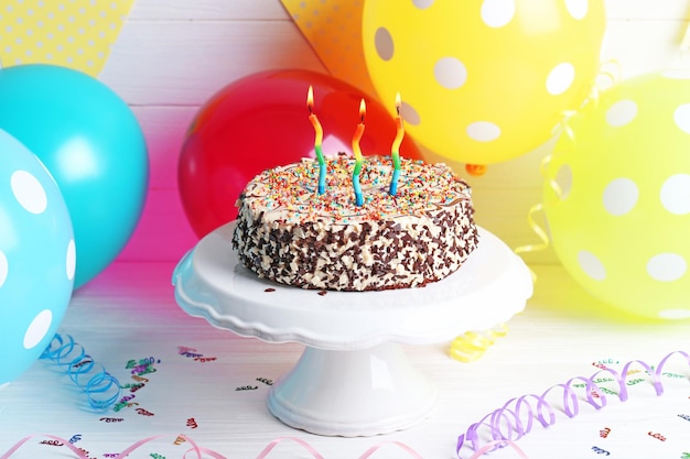 Ciasto urodzinowe na tle balonów
