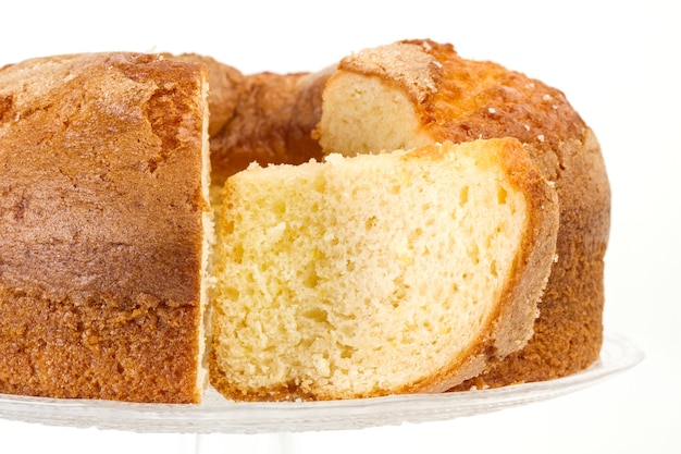 Zdjęcie ciasto waniliowe i kawałki na stojaku ciasto crystal i samodzielnie na białym tle