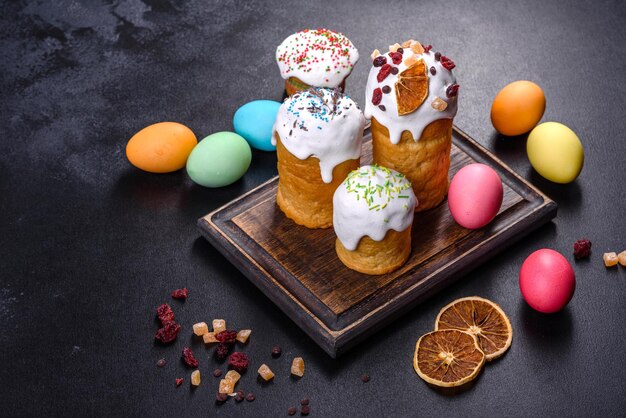 Ciasto Wielkanocne I Pisanki świąteczny Stół Nakrywający Tradycyjne Dekoracje I Smakołyki