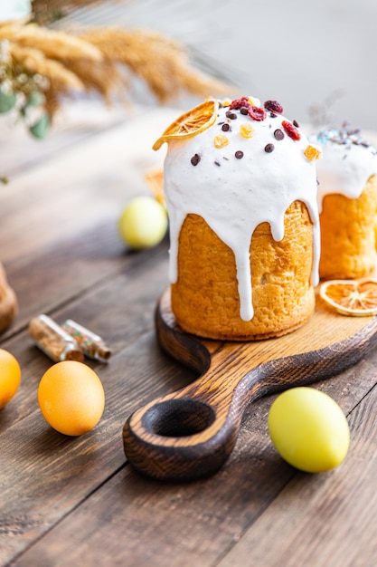 Ciasto wielkanocne kulich kolorowe domowe pieczenie jasny słodki deser uroczyste święto