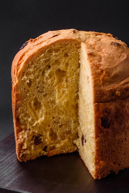 Ciasto wielkanocne lub panettone z rodzynkami i owocami kandyzowanymi