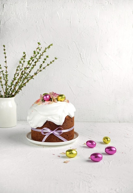 Ciasto wielkanocne ozdobione bezą i jajkami na białym tle i białym stole z miejsca kopiowania Światło EasterOrthodox wakacje tło kopii miejsca