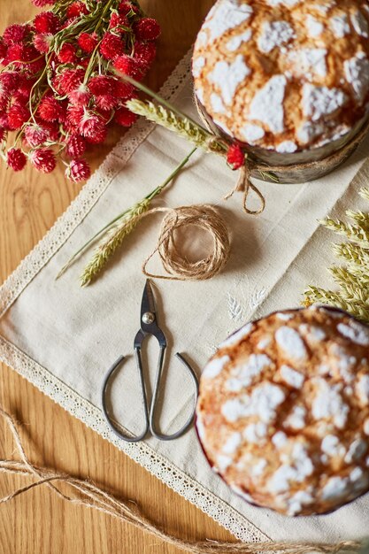 Ciasto wielkanocne z rustykalną dekoracją pszenną na drewnianym stole święta