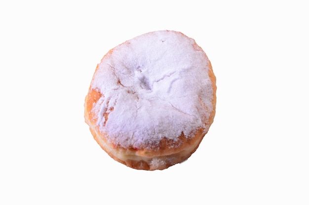 Ciasto z cukrem pudrem jest na białym tle.