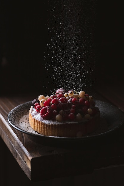 Zdjęcie ciasto z jagodami jest posypane cukrem w proszku