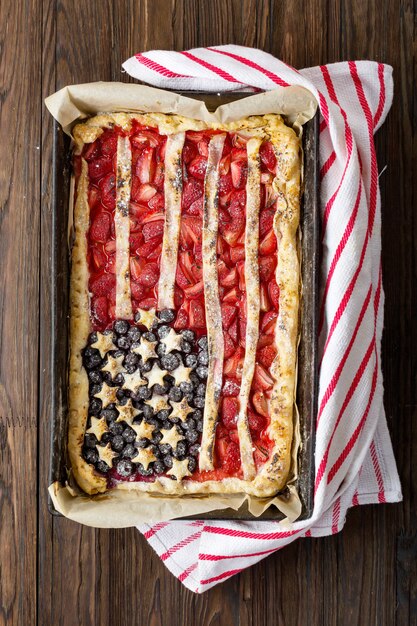 Ciasto Z Truskawkami I Jagodami Amerykańską Flagę. 4 Lipca. Dzień Niepodległości Stanów Zjednoczonych