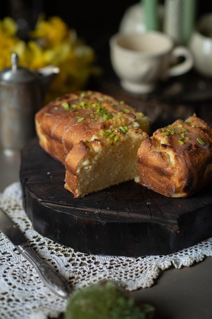 Ciasto z zielonymi pistacjami na nim