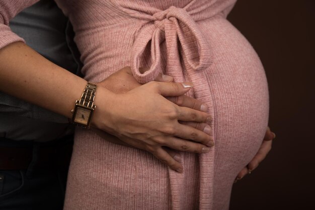 Ciąża brzuch dziecko noszące macierzyństwo ginekologia pozytywność ciała ludzka płodność oczekiwanie dziecka