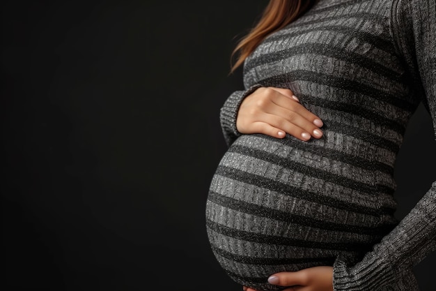 Zdjęcie ciąża kobieta brzuch koncepcja ciąży izolowana na czarnym tle ciąża brzuch z bliska