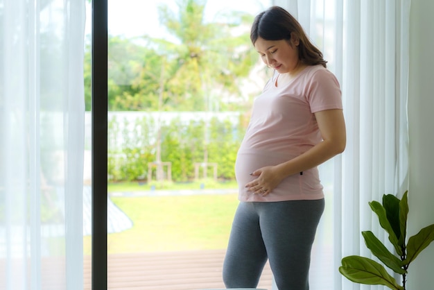 Ciąża ludzie odpoczynek i oczekiwanie koncepcja azjatycka uśmiechnięta szczęśliwa kobieta w ciąży